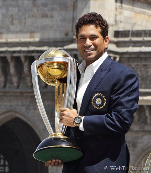 Sachin posing with world cup