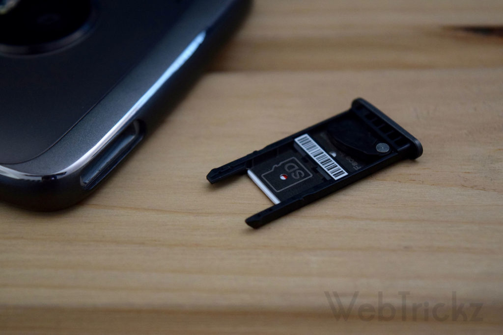 Moto G5 Plus microSD card tray