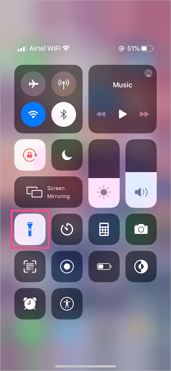 how to turn on flashlight on iphone se 2